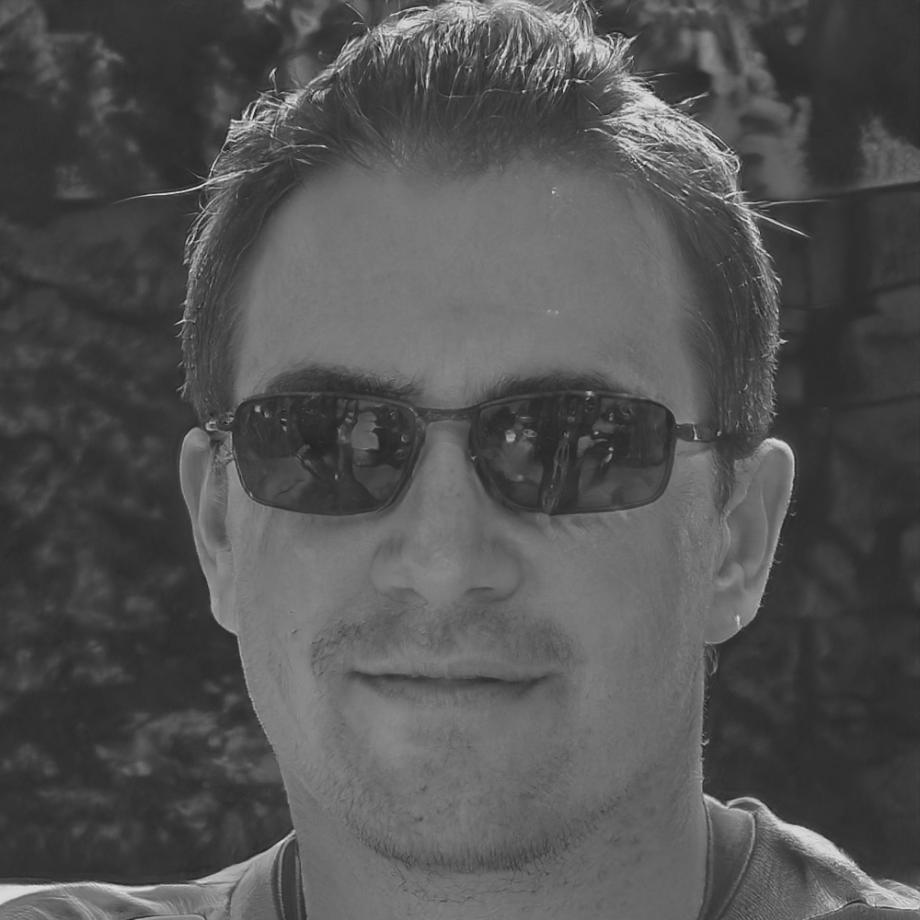 Retrato profesional de Adrián Campos