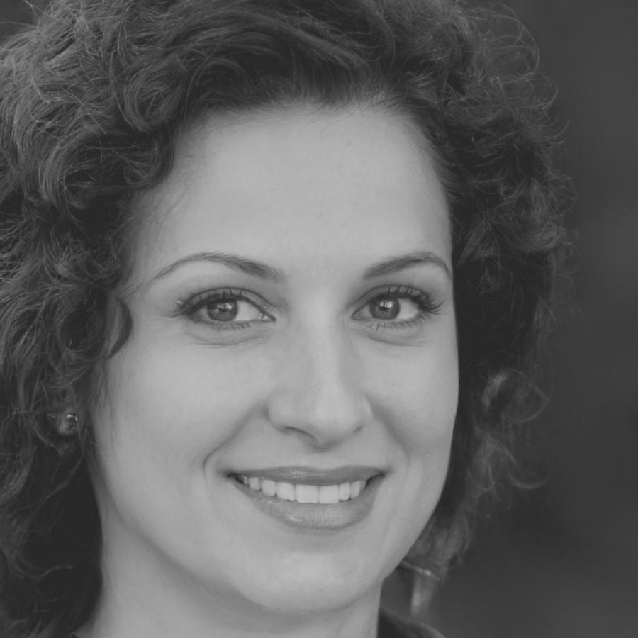 Elena Soto, Jefa de Operaciones Bancarias en levranoqix